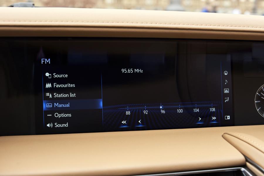 Детали интерьера Lexus LC500 2017 года  (NA) (фото 9 из 48)